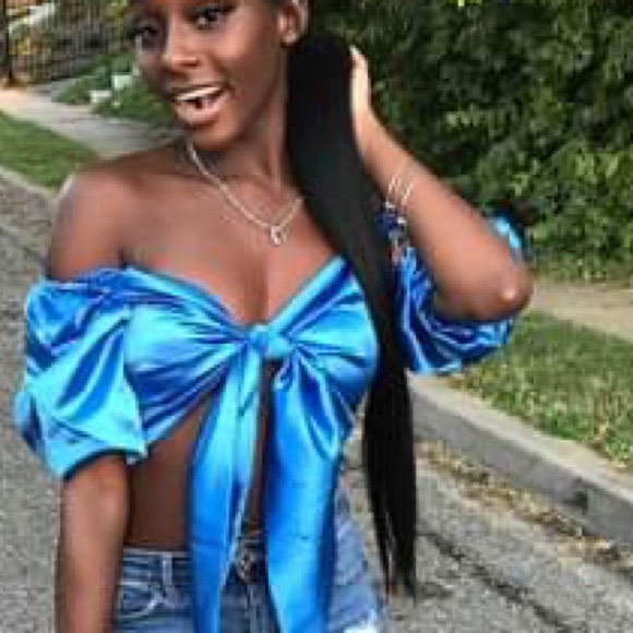 Blue shirt that ties in the front - Picture 1 of 1